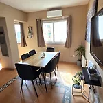 2br Beachside Escape, Short 7-min Walk To Shore דירה