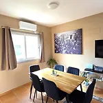 2br Beachside Escape, Short 7-min Walk To Shore לרנקה
