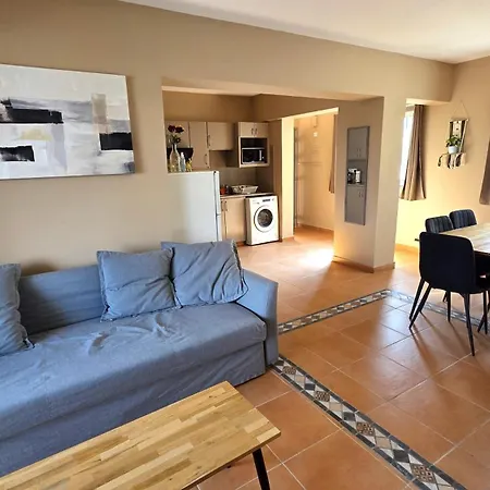 Apartment 2br Beachside Escape, Short 7-min Walk To Shore