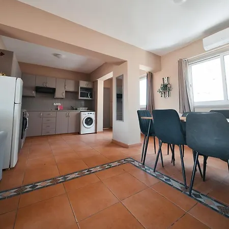 2br Beachside Escape, Short 7-min Walk To Shore